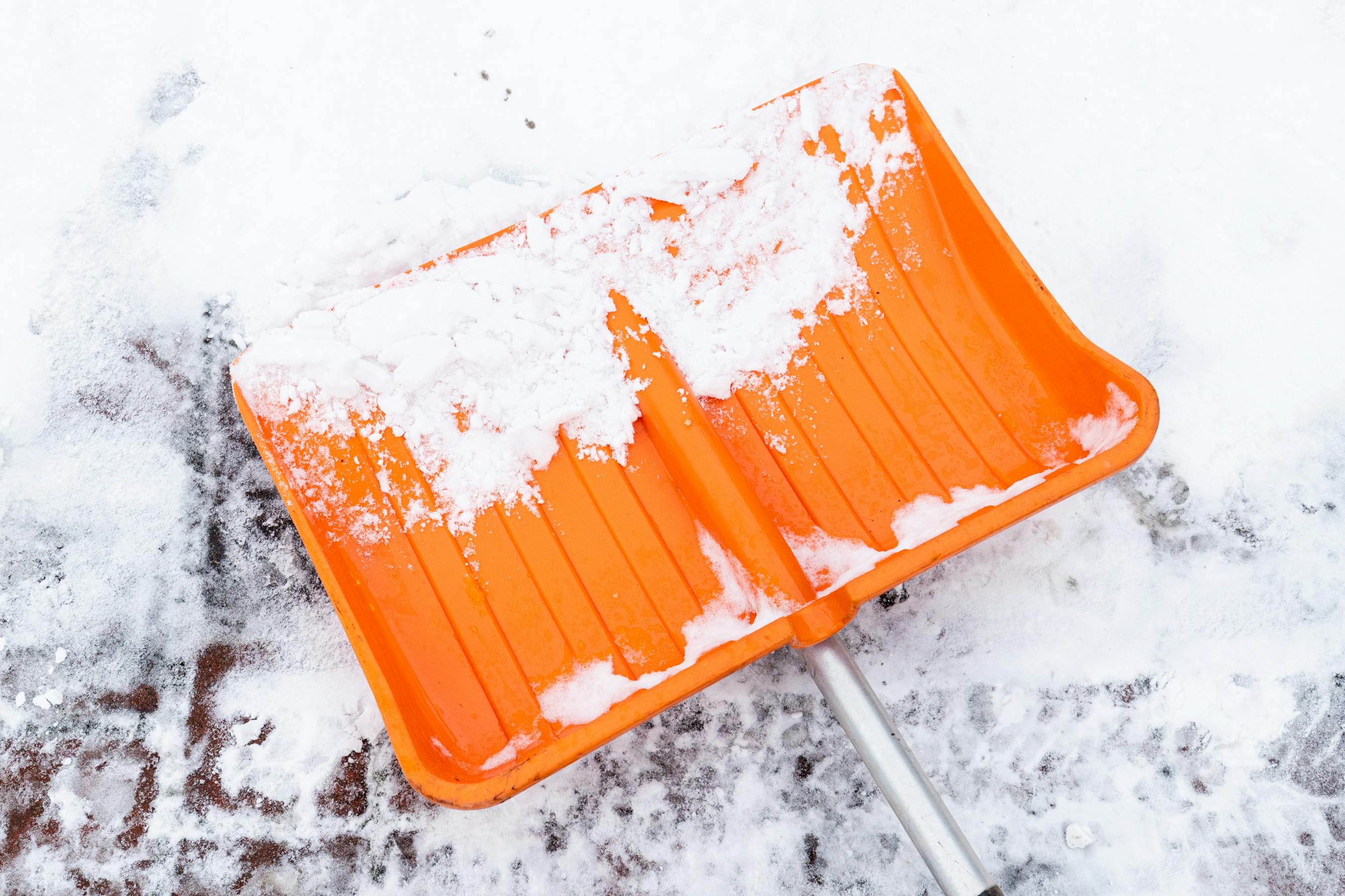 Eisbeseitigung in Köln – Beseitigung von Glätte und Eisflächen für sichere, rutschfreie Wege.